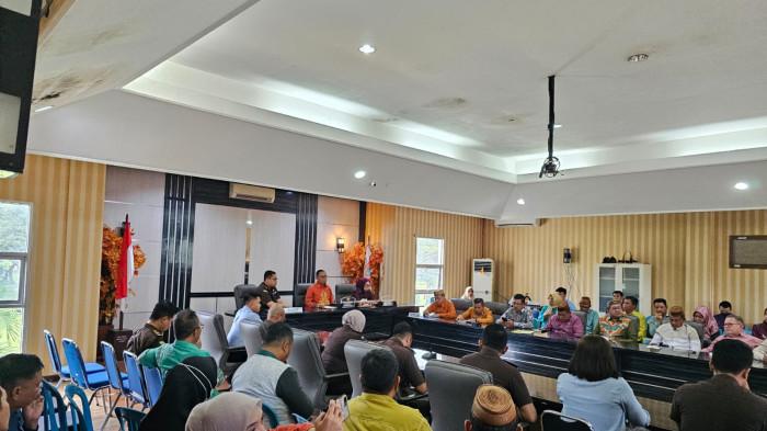 KERJASAMA - Bupati Gorontalo Utara (Gorut) Thariq Modanggu dan Kepala Kejaksaan Negeri (Kajari) Gorut, Aditya Narwanto menandatangani memorandum of understanding (MoU) atau nota kesepahaman  di ruang Tinepo, kantor Bupati Gorontalo Utara (Gorut) pada Kamis (26/02/2026) pukul 11.55 Wita