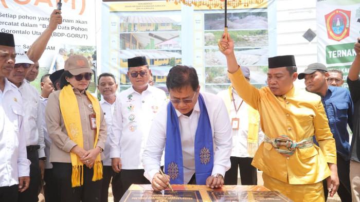 BANTUAN - Kabupaten Gorontalo Utara (Gorut) mendapatkan bantuan pembangunan dari Kementerian Transmigrasi senilai Rp 7,8 Miliar. Bupati Gorontalo Utara (Gorut) Thariq Modanggu saat mendampingi Wakil Menteri Transmigrasi RI Viva Yoga Mauladi kunjungan kerja di Gorontalo Utara pada Kamis (09/04/2026)