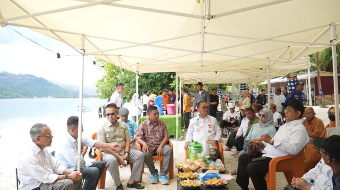 KUNJUNGAN KERJA - Bupati Gorontalo Utara (Gorut) Thariq Modanggu saat mendampingi Wakil Menteri Transmigrasi RI Viva Yoga Mauladi kunjungan kerja di Gorontalo Utara pada Kamis (09/04/2026)