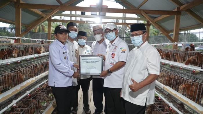 Bupati Gorontalo Utara, Thariq Modanggu memberikan bantuan ffffff