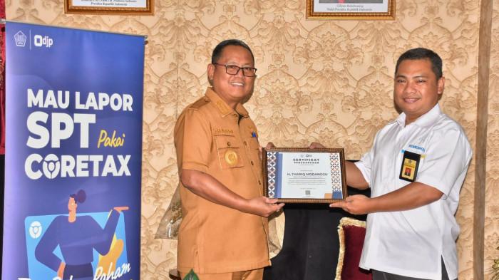 Bupati Gorontalo Utara, Thariq Modanggu menerima 8888