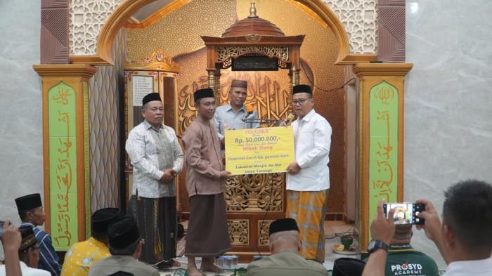 Bupati Gorontalo Utara Thariq Modanggu menyerahkan bantuan  888888444