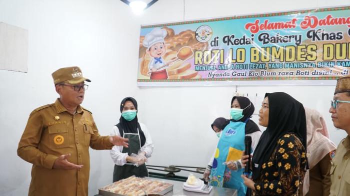 RESMIKAN USAHA BUMDES -  Bupati Gorontalo Utara Thariq Modanggu meresmikan usaha roti Badan Usaha Milik Desa (BUMDes) di Desa Luhuto Kecamatan Biau, Kabupaten Gorontalo Utara, Provinsi Gorontalo pada Selasa (24/12/2025).