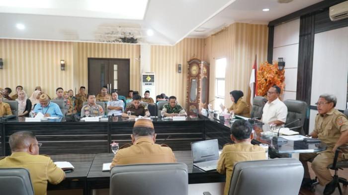 Bupati Gorontalo Utara Thariq Modanggu pimpin rapat  99999