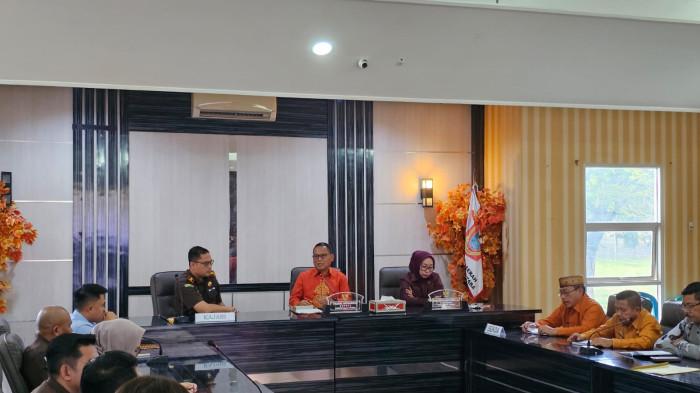 SEKOLAH GARUDA - Bupati Gorontalo Utara Thariq Modanggu saat acara penandatangan memorandum of understanding (MoU) atau nota kesepahaman dengan Kepala Kejaksaan Negeri (Kajari) Gorut, Aditya Narwanto di ruang Tinepo, kantor Bupati Gorontalo Utara (Gorut) pada Kamis (26/02/2026) pukul 11.55 Wita.