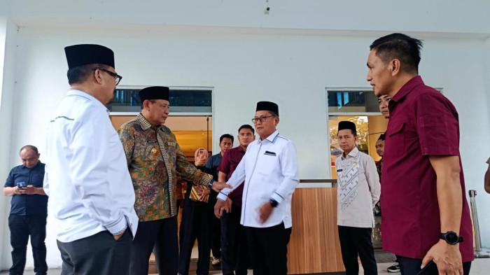 Bupati Gorontalo Utara, Thariq Modanggu saat berbincang 99999mkkee