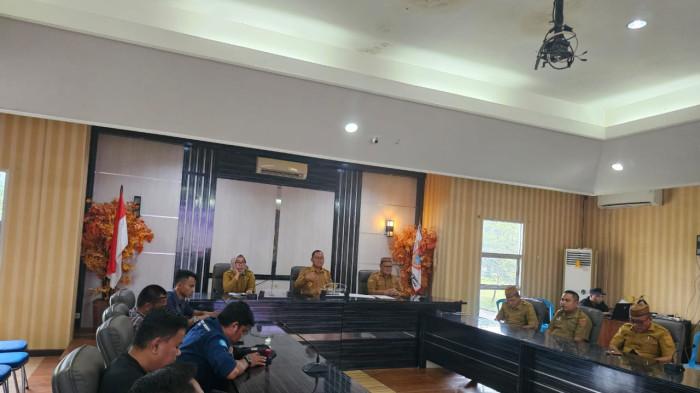 PROGRAM STRATEGIS - Bupati Gorontalo Utara Thariq Modanggu saat memaparkan 12 program unggulan startegis yang akan dijalankan pemerintah Kabupaten Gorontalo Utara di  ruang Tinepo, kantor bupati pada Selasa (25/2/2026).