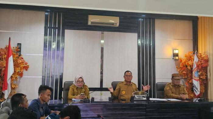 PROGRAM STRATEGIS - Bupati Gorontalo Utara Thariq Modanggu saat memaparkan 12 program unggulan startegis yang akan dijalankan pemerintah Kabupaten Gorontalo Utara di  ruang Tinepo, kantor bupati pada Selasa (25/2/2026).