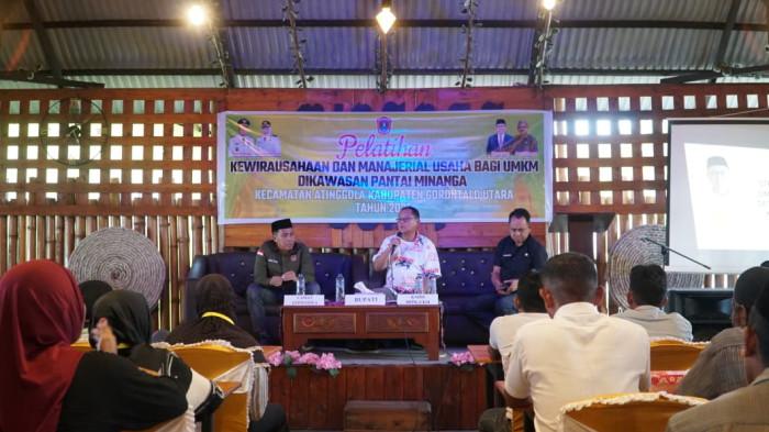 LATIH UMKM - Bupati Gorontalo Utara Thariq Modanggu saat memberikan materi dalam pelatihan kewirausahaan dan manajerial bagi UMKM yang digelar di Cafe Gen Y, kawasan Pantai Minangga Desa Kota Jin Utara Kecamatan Atinggola, Kabupaten Gorontalo Utara, Provinsi Gorontalo pada Jumat (12/12/2025).