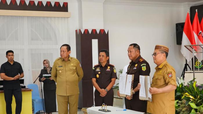 PIDANA KERJA SOSIAL -- Bupati Gorontalo Utara, Thariq Modanggu saat menandatangi PKS dengan Kajari Gorontalo Utara di Rudis Gubernur Gorontalo, Senin (22/12/2025). Bupati Thariq menyebut bahwa Gorontalo Utara memiliki sejumlah potensi yang dapat dikaitkan dengan pelaksanaan kerja sosial.