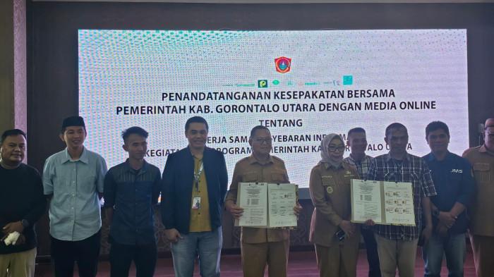 KERJASAMA - Bupati Gorontalo Utara Thariq Modanggu saat  penandatanganan kerjasama dengan sejumlah media massa di kantor bupati pada Selasa (25/2/2026). Bupati Gorut meminta media massa tetap bersikap kritis dan mendidik.