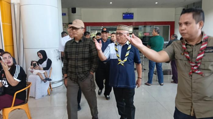 PERAN SAKA NASIONAL — Bupati Gorontalo berbincang dengan Budi Waseso di Bandara Djalaluddin Gorontalo, Minggu (2/11/2025). Bupati mengungkap makna Peran Saka Nasional.