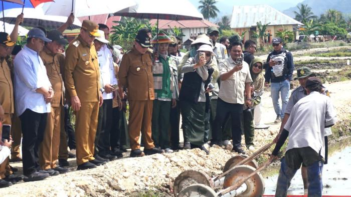 Bupati Gorontalo bersama Gubernur Gorontalo hingga para penyuluh pertanian