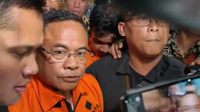 DITAHAN KPK – Bupati Pati Sudewo ketika digiring ke Rutan KPK pada Selasa (20/1/2026) malam. Ia menjadi tersangka kasus pemerasan dan suap DJKA.