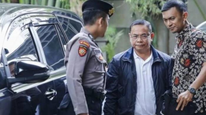 DITANGKAP KPK -- Bupati Pati Sudewo (tengah) saat dikawal petugas setibanya di Gedung Merah Putih KPK, Jakarta, Selasa (20/1/2026). KPK menduga Bupati Pati Sudewo mematok harga untuk jabatan tertentu di pemerintah desa. (Sumber: ANTARA FOTO/Asprilla Dwi Adha/tom)