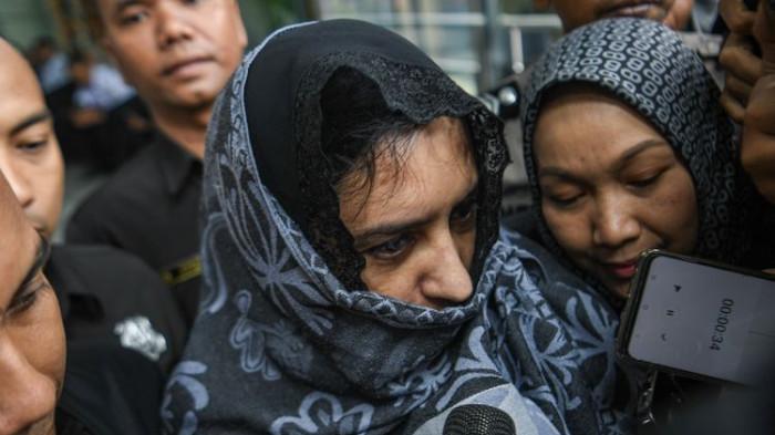 OTT KPK - Bupati Pekalongan, Fadia Arafiq (tengah), berjalan meninggalkan Gedung Merah Putih Komisi Pemberantasan Korupsi di Jakarta, Rabu (4/3/2026), usai menjalani pemeriksaan. KPK resmi menahan Fadia setelah terjaring Operasi Tangkap Tangan (OTT) terkait dugaan korupsi pengadaan barang dan jasa (PBJ) outsourcing di lingkungan Pemkab Pekalongan.