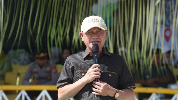 FAMILY GATHERING - Bupati Pohuwato Saipul A. Mbuinga memberikan sambutan dalam Family Gathering BJA Group di Lapangan Proklamasi, Popayato, Gorontalo pada Sabtu (22/11/2025). Ia menyampaikan apresiasi atas capaian penanaman 20 juta pohon gamal oleh BJA Group, yang telah melampaui target penanaman 1 juta pohon dalam Rancangan Pembangunan Jangka Menengah Daerah (RPJMD) Pohuwato 2025–2029. Saipul juga menegaskan kontribusi BJA Group dalam menyerap tenaga kerja lokal yang turut menurunkan angka kemiskinan di Pohuwato, dari 17,11 persen di tahun 2024 menjadi 15,25 persen di tahun 2025. Pemerintah daerah Pohuwato juga memastikan akan terus mendukung iklim investasi yang sehat di wilayah tersebut.