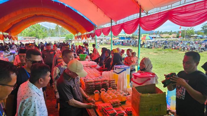 FAMILY GATHERING - Bupati Pohuwato, Saipul Mbuinga didampingi Direktur BJA Group, Zunaidi  mengunjungi lapak UMKM saat family gathering Biomasa Jaya Abadi (BJA) group  di Lapangan Proklamasi, Kecamatan Popayato, Kabupaten Pohuwato, Provinsi Gorontalo pada Sabtu (22/11/2025).