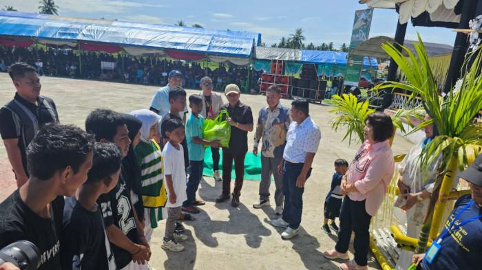 Bupati Pohuwato, Saipul Mbuinga menyerahkan bantuan BJA Grup 990000