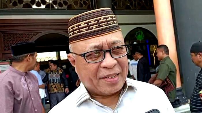 OPD BARU – Bupati Gorontalo, Sofyan Puhi, saat diwawancarai wartawan di depan Masjid Agung Baiturrahman Limboto, Jumat (20/2/2026) siang. Bupati telah mengusulkan merger dan perubahan nomenklatur OPD Pemkab Kabupaten Gorontalo. (Sumber Foto: TribunGorontalo.com/ajri A. Kidjab)