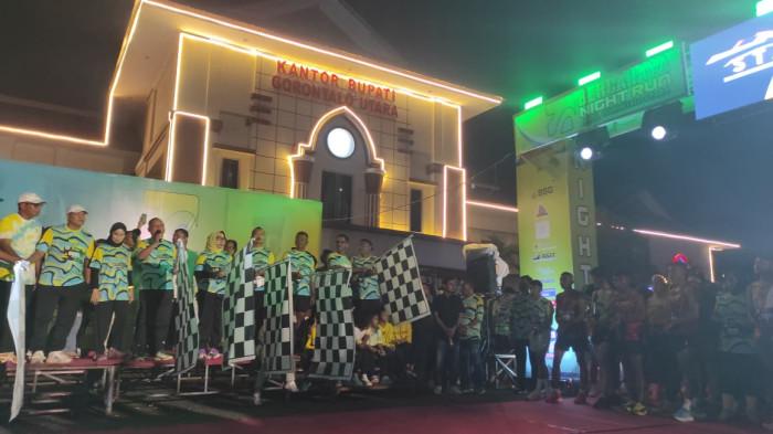 BERCAHAYA NIGHT RUN -- Bupati dan Wakil Bupati Gorontalo Utara secara resmi melepas peserta Bercahaya Night Run 2025 di halaman Kantor Bupati Gorontalo Utara, Rabu (17/12/2025) sekitar pukul 19.00 Wita. Sebelum pelepasan peserta, Bupati mengajak seluruh hadirin untuk berdoa bagi masyarakat.