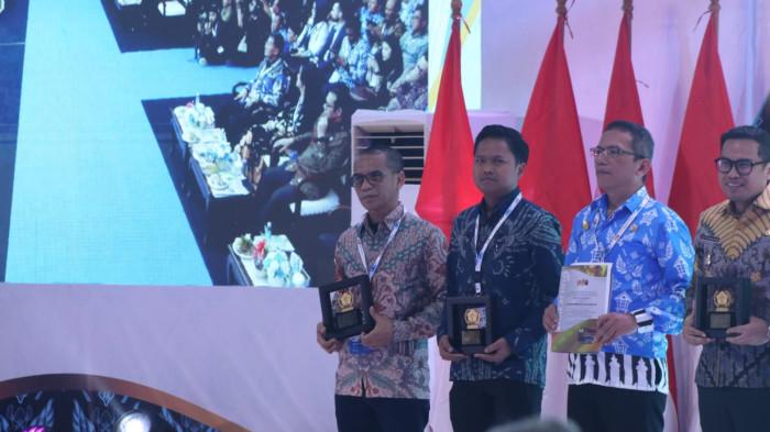 TERIMA PWI AWARDS - Chief Executive Officer (CEO) Tribun Network Dahlan Dahi memberikan PWI Awards 2026 atas jasa-jasanya mewujudkan soliditas dan persatuan kembali PWI.