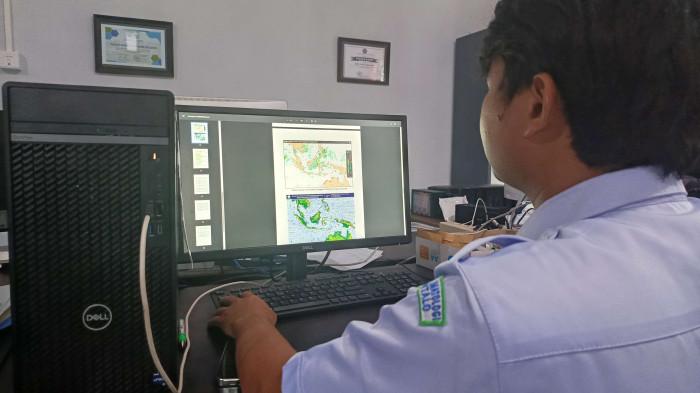 CUACA - Dimas Yudistira, Forecaster BMKG Gorontalo, Selasa (4/11/2025). Sumber foto: TribunGorontalo.com/Jefri Potabuga.