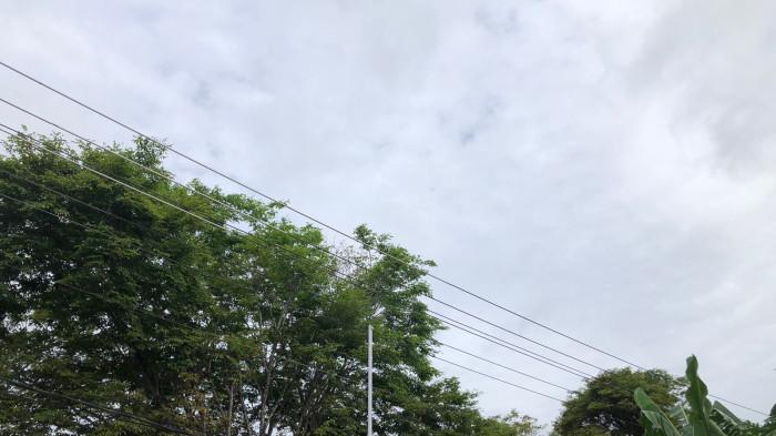 CUACA -- Suasana langit di pukul 09.03 Wita, Sabtu (21/2/2026. Diprakirakan siang ini sejumlah wilayah Goronta diguyur hujan.