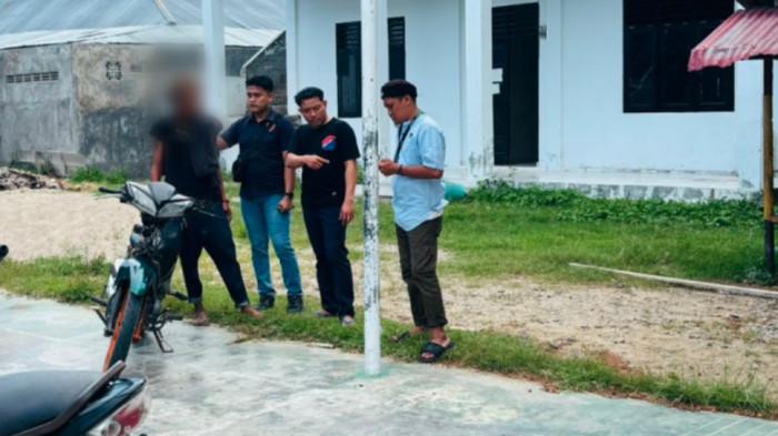 CURANMOR -- Momen seorang pria diamankan polisi lantaran