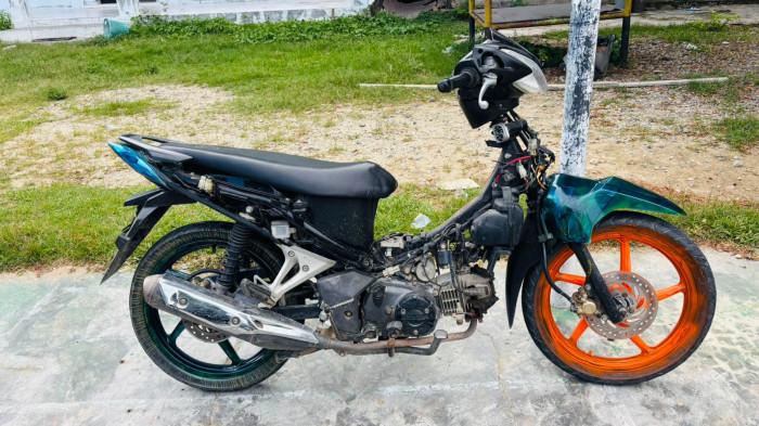CURANMOR -- Sebuah motor warga yang dicuri hingga body-nya dicopot untuk menyamarkan keberadaan. Meski disembunyikan, namun terendus polisi. Kejadia ini di wilayah Pohuwato, kabupaten paling barat Gorontalo.