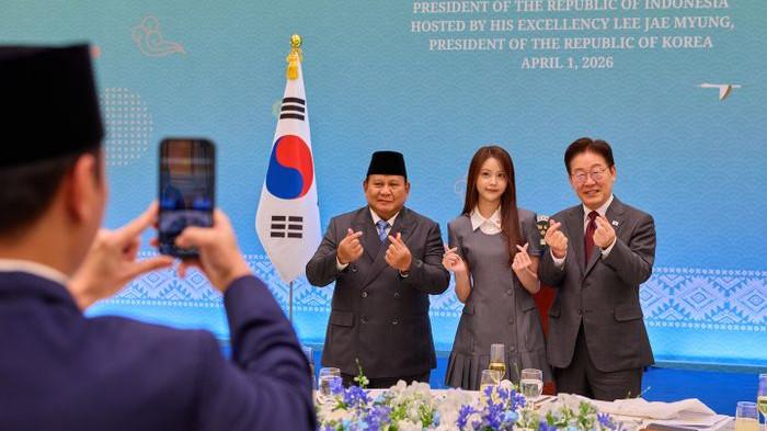 KPOP - Potret Carmen Hearts2Hearts, idol kpop asal Bali yang kompak pose saranghaeyo bareng Presiden Prabowo dan Presiden Korsel.