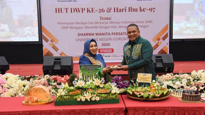 PERAN PEREMPUAN -- Ketua DWP UNG, Ceci Wolok Karim bersama Rektor UNG, Eduart Wolok. DWP UNG merayakan HUT DWP yang dirangkaikan dengan Hari Ibu di GPCC Kota Gorontalo, Senin (12/1/2026). (Sumber Foto: Universitas Negeri Gorontalo)