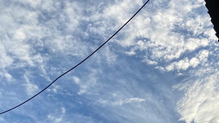 Cek suhu dan kelembapan per kabupaten di sini.