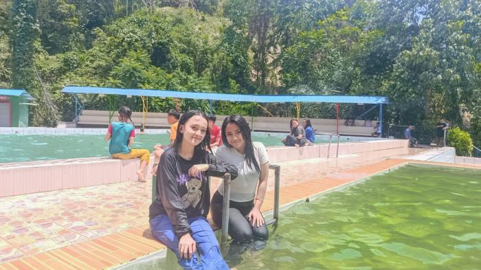 Chelsea Panto (17) dan Saskia Dama objek wisata Miranti  ggg