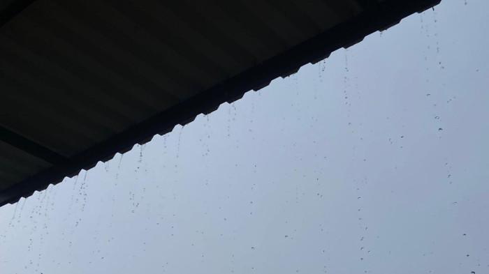 Cuaca didominasi berawan, hujan ringan berpotensi terjadi di sejumlah kecamatan.