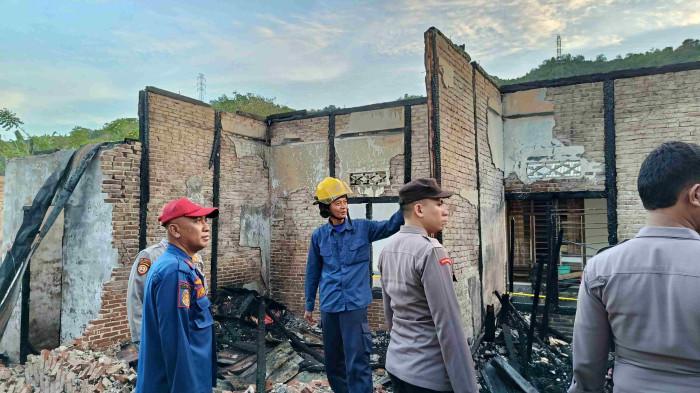 DAMKAR-POLRI --- Koordinasi antara tim Damkar Kota Gorontalo dan personel