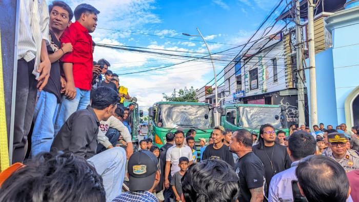 DEMO SOPIR -- Aksi blokade sopir kontainer di Simpang Lima Telaga, Kota Gorontalo, sempat memicu kemacetan panjang sebelum akhirnya dibubarkan.
Situasi juga diwarnai ketegangan setelah muncul LSM lain yang meminta jalur segera dibuka hingga aparat turun tangan menenangkan massa.