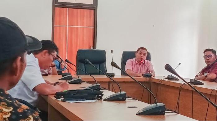 DPRD BONE BOLANGO--Ketuw Komisi II DPRD Kabupaten Bone Bolango Sofyan Wahidji menggelar RDP dengan warga Bulango Ulu dan sejumlah pihak terkait, Selasa (21/4/2026). Sumber foto: TribunGorontalo.com/Jefri Potabuga.