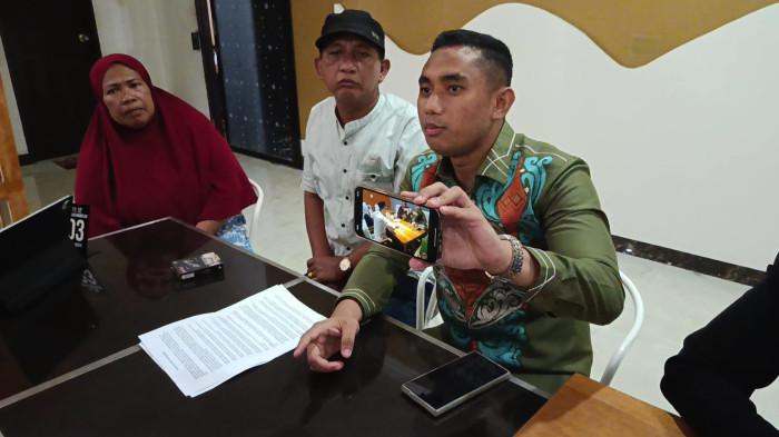 DUGAAN PELECEHAN--Terlapor dalam kasus dugaan pelecehan terhadap anak di bawah umur di Kota Gorontalo, Mohammad Amin Ramadhan, bersama keluarga menyampaikan klarifikasi melalui konferensi pers, Kamis (13/11/2025). (Sumber foto: TribunGorontalo.com/Jefri Potabuga)