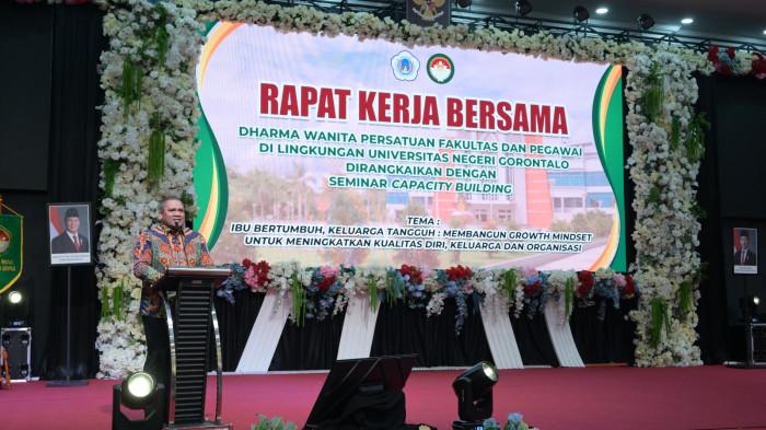 RAPAT KERJA BERSAMA - Rektor Universitas Negeri Gorontalo (UNG), Prof. Dr. Ir. Eduart Wolok, S.T., M.T., memberikan sambutan saat membuka Rapat Kerja Bersama Dharma Wanita Persatuan (DWP) Fakultas dan Pegawai di Lingkungan UNG yang dirangkaikan dengan Seminar Capacity Building di Gorontalo. Dalam arahannya, Rektor menekankan pentingnya peran strategis DWP dalam membangun keharmonisan keluarga demi mendukung produktivitas kerja pegawai dan kemajuan institusi. (Foto: Dok. UNG)