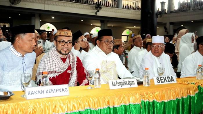 Deretan pejabat di Kabupaten Gorontalo menyaksikan tausiah Ustaz Abdul Somad