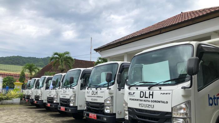 TRUK SAMPAH - Deretan truk sampah baru yang akan mulai dioperasikan Pemkot Gorontalo di masing-masing kecamatan. Mobil ini adalah bantuan dari bank plat merah untuk pemkot. (Sumber Foto: Wawan Akuba/TribunGorontalo.com)