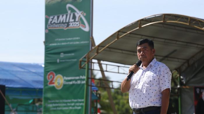 FAMILY GATHERING - Direktur BJA Group Zunaidi menyampaikan apresiasi kepada seluruh karyawan dalam Family Gathering BJA Group yang digelar di Lapangan Proklamasi, Popayato, Gorontalo pada Sabtu (22/11/2025). Dalam sambutannya, ia menegaskan komitmen perusahaan dalam meningkatkan kesejahteraan masyarakat lokal, di mana 84,5 persen  dari total 1.501 tenaga kerja BJA Group merupakan putra-putri Gorontalo. Zunaidi juga menyampaikan terima kasih atas dedikasi karyawan yang menjadi tulang punggung perusahaan, serta dukungan pemerintah dan masyarakat yang turut mengantarkan BJA Group mencapai penanaman 20 juta pohon gamal.