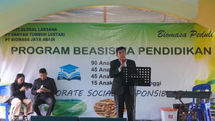 BEASISWA BJA GROUP - Direktur  Biomasa Jaya Abadi (BJA) Group, Zunaidi saat menyerahkan beasiswa secara simbolis kepada siswa SD penyandang disabilitas. BJA Group memberikan beasiswa ke 195 siswa dan mahasiswa dari  15 desa di Kabupaten Pohuwato, Provinsi Gorontalo pada Rabu (7/01/2026) siang