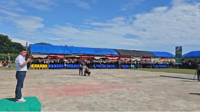 FAMILY GATHERING - Direktur Biomasa Jaya Abadi (BJA) Group Zunaidi memberikan sambutan di hadapan 3 ribuan orang mengikuti family gathering Biomasa Jaya Abadi (BJA) group  di Lapangan Proklamasi, Kecamatan Popayato, Kabupaten Pohuwato, Provinsi Gorontalo pada Minggu (22/11/2025) pagi.
