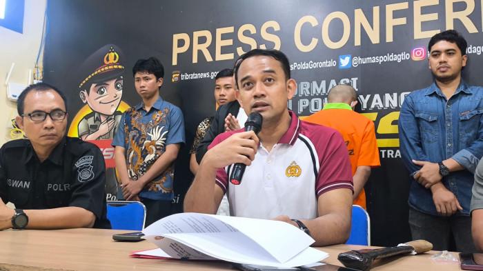 Direktur Reserse Kriminal Umum Polda Gorontalo, Kombes Pol Teddy Rachesna, saat konferensi pers di Mapolda Gorontalo, Jumat (9/1/2026). Seorang ayah kandung mengakui perbuatannya.