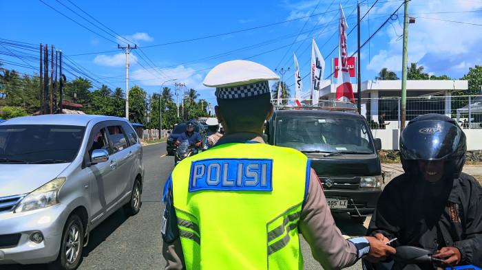 RAZIA KENDARAAN - Direktorat Lalu Lintas (Ditlantas) Polda Gorontalo menggelar Operasi Patuh Otanaha 2026 yang digelar Polda Gorontalo pada (02/02/2026) pagi. Banyak pengendara terjaring razia di Jalan Ahmad A Wahab, Desa Tuladenggi, Kecamatan Telaga Biru, Kabupaten Gorontalo, Provinsi Gorontalo.