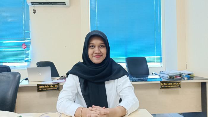 BUDAYA KOPI -- Dosen Sosiologi Universitas Negeri Gorontalo (UNG), Sabrina Nadia saat ditemui, Kamis (22/1/2026). Sabrina memberi komentar dampak sosial kopi jalanan di Gorontalo. (Sumber foto: TribunGorontalo.com/Jefri Potabuga)