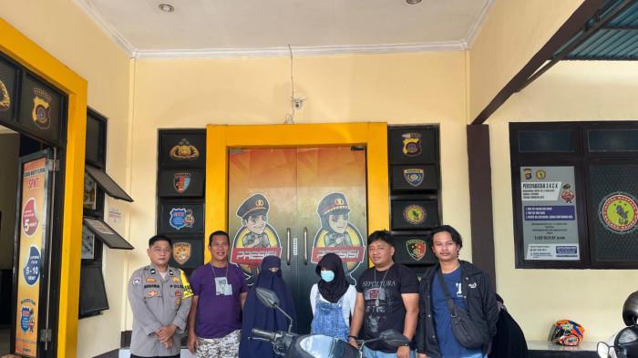 KASUS CURANMOR - Dua cewek pelaku curanmor asal Kelurahan Liluwo, Kota Gorontalo, saat diamankan oleh Team Rajawali Polresta Gorontalo Kota bersama Polsek Kota Utara. Pelaku dilaporkan oleh kakak kandung.