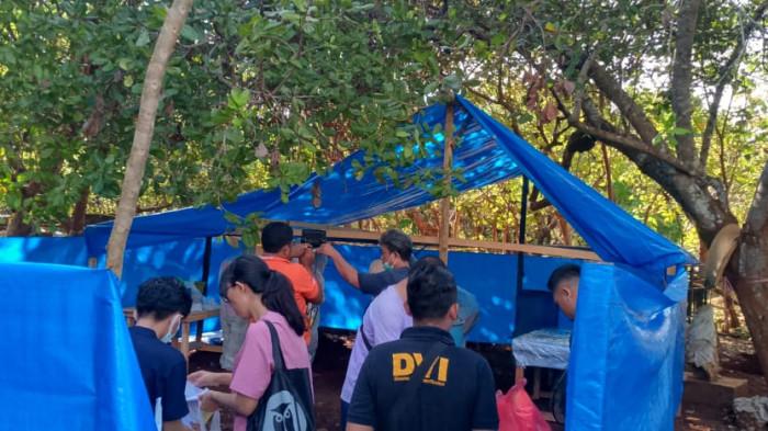 EKSHUMASI -- Prosesi penggalian makam (ekshumasi) Muhammad Jeksen di Kabupaten Muna, Sulawesi Tenggara (Sultra), Rabu (15/10/2025).